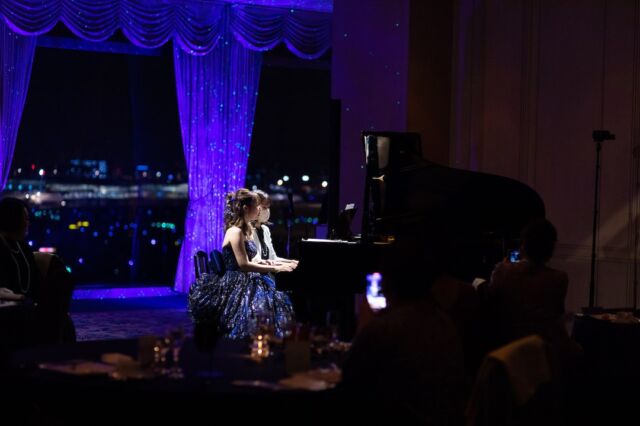 「夜空に輝く星」

夜の羽田空港の夜景と新婦のキラキラなドレス。まさに「夜空に輝く星」の様ですね。

ピアノの先生と連弾。
1曲目は「お父様の大好きな曲」をプレゼント♪心温まるシーンでした。

#スカイウエディング羽田
#skyweddinghaneda
#hanedasky
#飛行機ウエディング
#hanedaairport #羽田空港
#結婚式 #wedding #weddingdresses
#飛行機好きな人と繋がりたい
#2023夏婚 #2023年秋婚
#2023年冬婚1曲目は「お父様の大好きな曲」を。